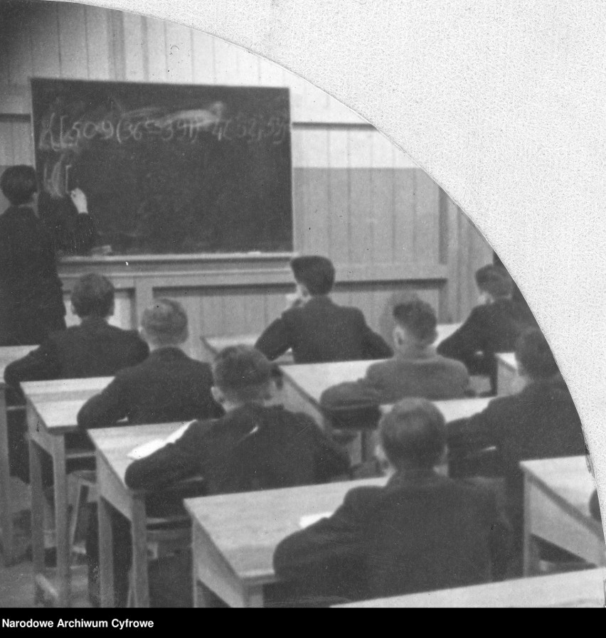 Uczniowie w ławkach podczas lekcji.
