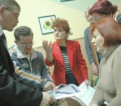 Nerwowe dyskusje trwały blisko dwie godziny. Prezesowi Łysakowi (z lewej) nie udało się przekonać mieszkańców.