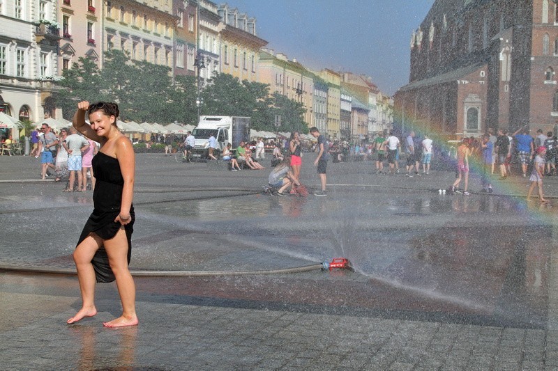 Kurtyny wodne sposobem na upał w Krakowie. Dziś było 30 stopni w cieniu [ZDJĘCIA]