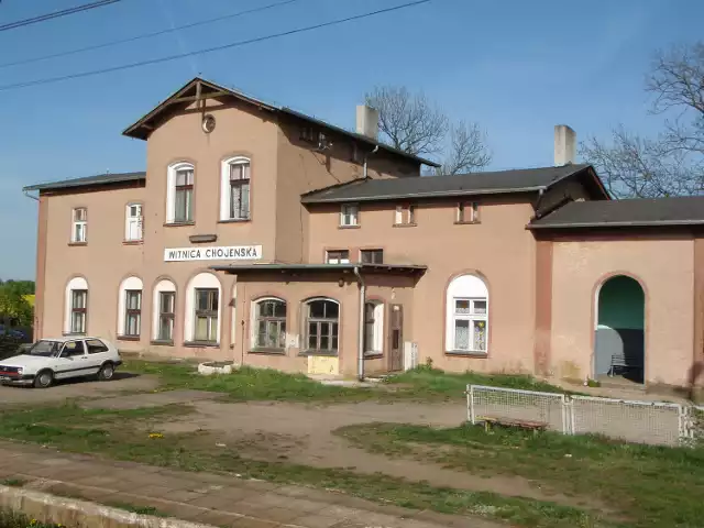 Na dworcu kolejowym w Witnicy Chojeńskiej pasażerowie nie mogą wejść do wnętrza budynku, narzekają także na likwidację jednego z połączeń do Chojny.