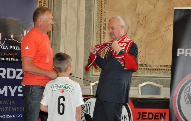 Młodzi piłkarze UKS Orlik Przemyśl opowiedzieli prezydentowi Przemyśla o swoich sukcesach.