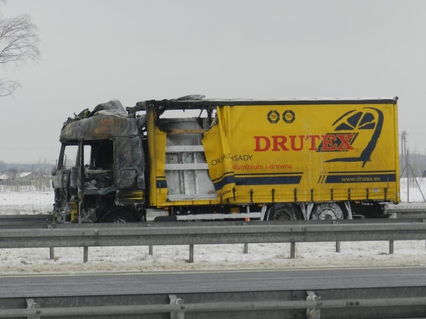 Na autostradzie A1 spłonęła ciężarówka bytowskiej firmy Drutex. Kierowca poparzony [ZDJĘCIA]
