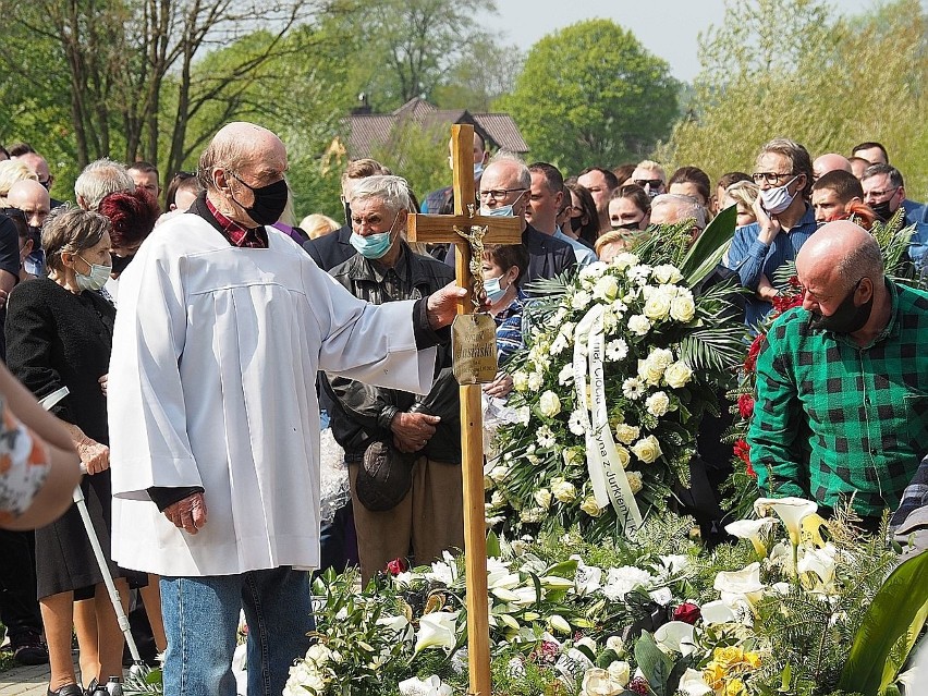 Tłumy brzezinian pożegnały Ryszarda Jasińskiego. Rodzinie zmarłego wręczono pośmiertne odznaczenie "Za Ofiarność i Odwagę". ZDJĘCIA