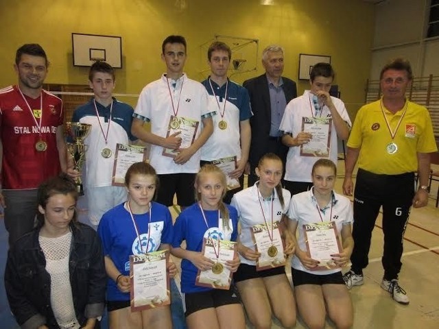 Beniaminek  badmintonowej ekstraklasy drużyna Stali Nowa Dęba w towarzystwie prezesa klubu Damiana Diektiarenko (pierwszy od lewej w górnym rzędzie) oraz burmistrza Nowej Dęby Wiesława Ordona (trzeci od prawej strony w górnym rzędzie).