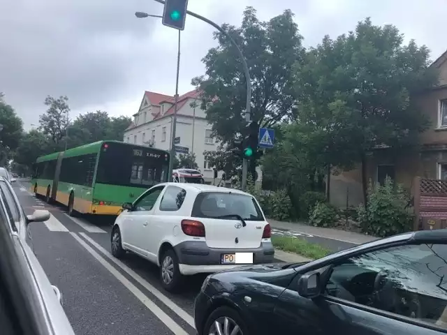 Autobus MPK zderzył się z samochodem osobowym na skrzyżowaniu ulic Bukowskiej i Szamotulskiej.