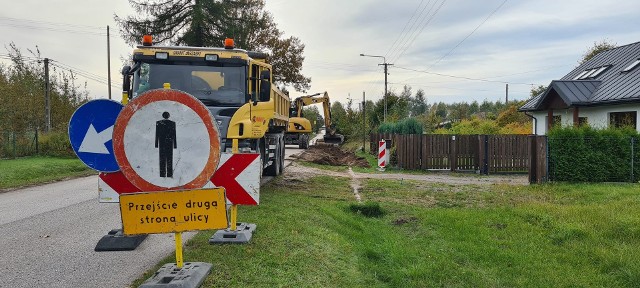 Od kilku dni trwa budowa chodnika przy ulicy Gajowej w Mniowie.