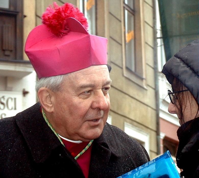 Abp Paetz koncelebruje msze. Mimo zakazu Watykanu