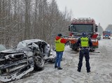 Wypadek na drodze wojewódzkiej. W rejonie miejscowości Koniecbór volvo zderzyło się z pługiem śnieżnym