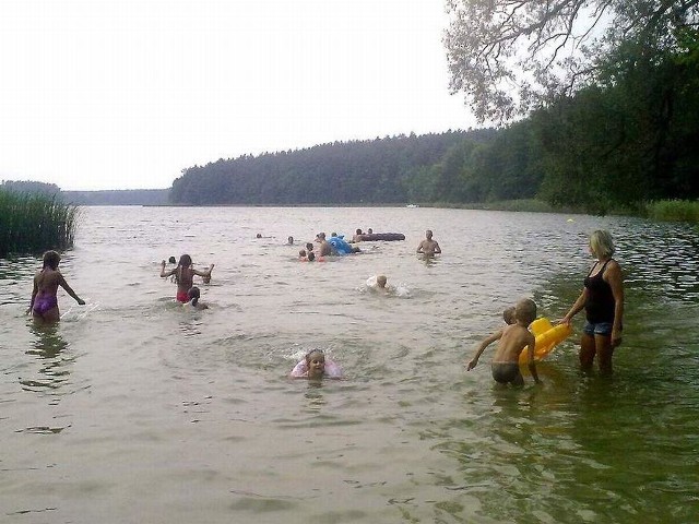 Wypoczynek nad jeziorem Sosno (plaża gminna z ogólnym dostępem do wody). Tu opłat za kilkugodzinny pobyt nikt nie pobiera