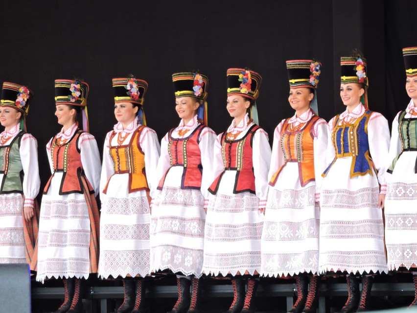 Miodobranie Kurpiowskie 2018 w Wykrocie w strugach deszczu. Świetny występ zespołu Śląsk