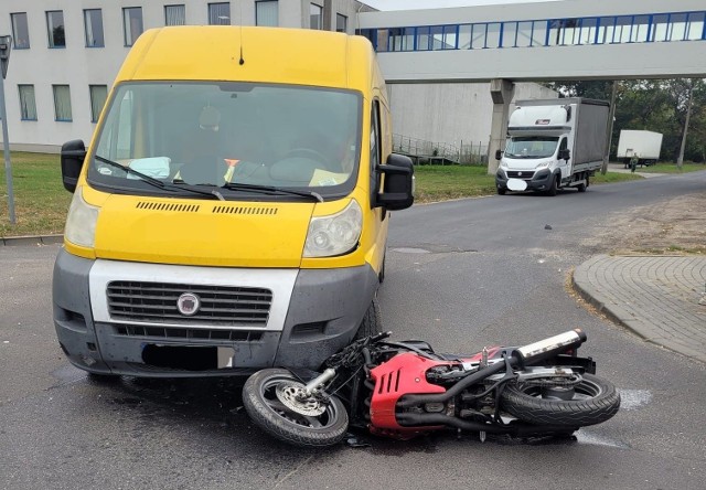 Samochód dostawczy zderzył się z motocyklem. Jak informują strażacy z KM PSP Toruń, jedna osoba została przetransportowana do szpitala.
