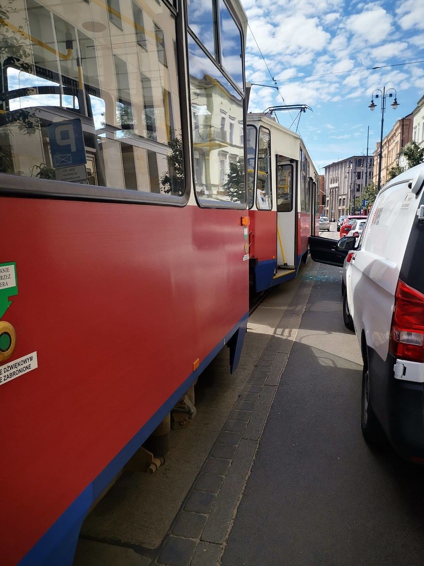 Zderzenie w Bydgoszczy. Kierowca bmw chciał wysiąść - w otwarte drzwi wjechał tramwaj