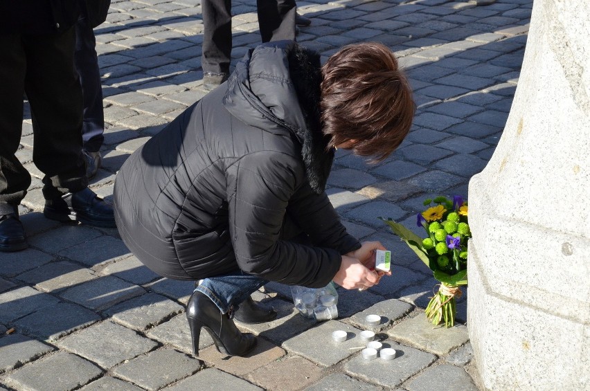 Wrocław: Zapalili znicze dla Ukrainy, aby uczcić pamięć ofiar (ZDJĘCIA, FILM)