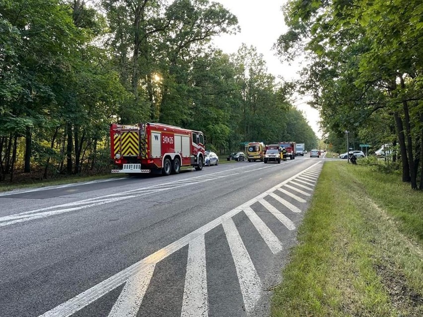 W wyniku zderzenia samochodu osobowego marki BMW z...