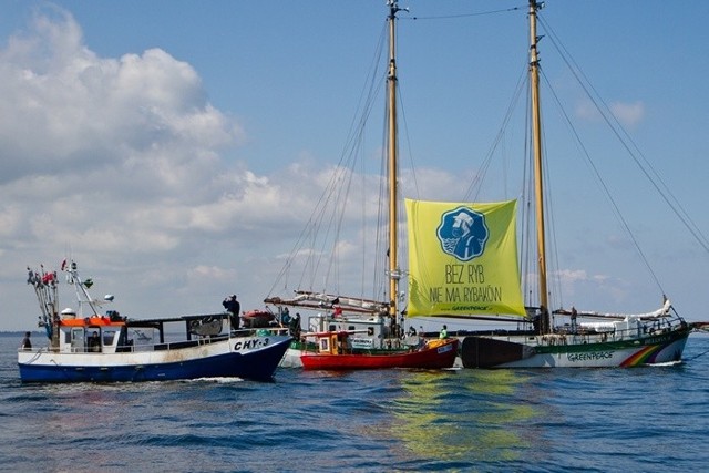 Akcja ekologiczna Greenpeace na wysokości Kołobrzegu.