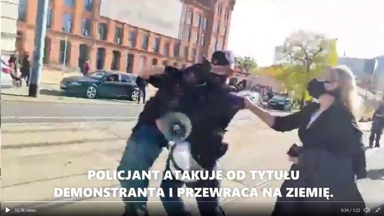 Kadr z filmu dokumentującego interwencję policjanta podczas...