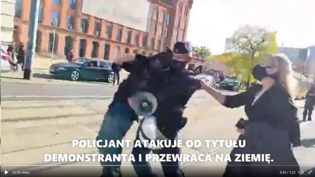 Kadr z filmu dokumentującego interwencję policjanta podczas demonstracji w Łodzi.