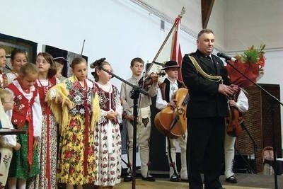 Wiesław Lenard, komendant Straży Miejskiej w Zakopanem dziękuje dzieciom za uświetnienie uroczystości Fot. Łukasz Razowski
