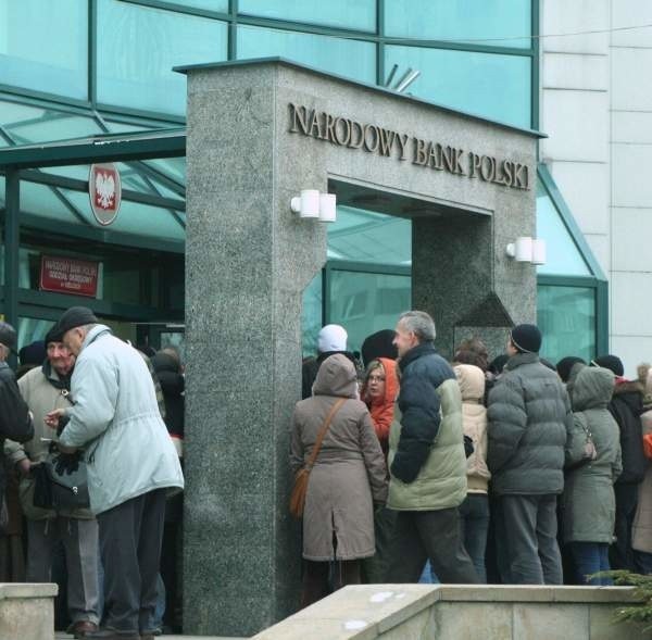 Setki osób przed bank ściągnęła emisja trzech monet po-święconych Konradowi Korzeniowskiemu.