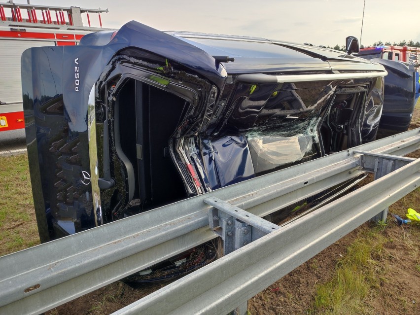 Wypadek na S8. 13.09.2021. Mercedes uderzył w barierę ochronną. Zdjęcia