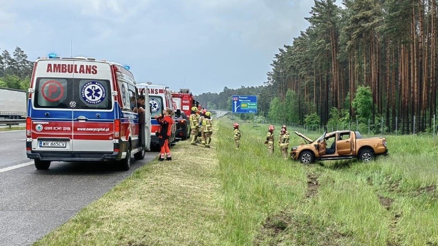 Samochodem, który dachował podróżowały trzy kobiety.