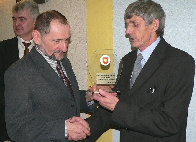Władysław Sztuk (z prawej), prezes Buskiego Ośrodka Trzeźwości Zdrój, otrzymał od Janka okolicznościowy puchar - w 17. rocznicę abstynencji.