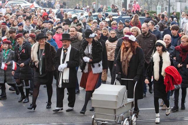 Tak świętowano w Bydgoszczy stulecie odzyskania niepodległości. W programie obywatelskich obchodów Dnia Niepodległości był m.in. przemarsz przez miasto, koncert pieśni patriotycznych, występ chórów, przemarsz ułanów i pokazy zabytkowych pojazdów. O krok od wielkiej tragedii! Cudem uniknęli śmierci! [wideo - program Stop Agresji Drogowej]