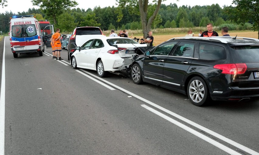 Zderzenie 5 aut w Gwieździnie (powiat człuchowski). Było groźnie, na szczęście nikt poważnie nie ucierpiał [22.08.2020]