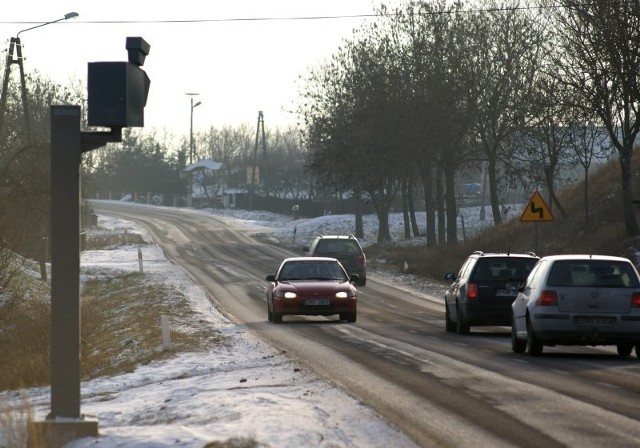 Sama obecność masztu w Moczkowie sprawia, że kierowcy częściej zdejmują nogę z gazu.