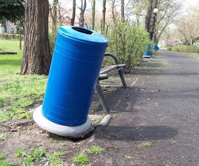 Policji do tej pory nie udało się zatrzymać wandali, którzy zniszczyli kosze na śmieci w Parku Słowiańskim.