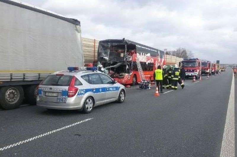 Śmiertelny wypadek na A2. Autokar zderzył się z TIRem. Wielu rannych, utrudnienia na drodze!