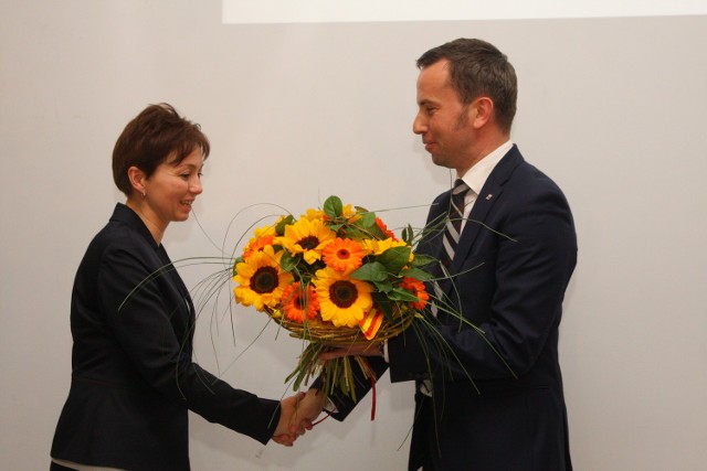 Już po wyborach. Zuzanna Donath-Kasiura gratuluje Rafałowi Bartkowi zwycięstwa i funkcji lidera TSKN. On obdarowuje swą konkurentkę bukietem kwiatów.