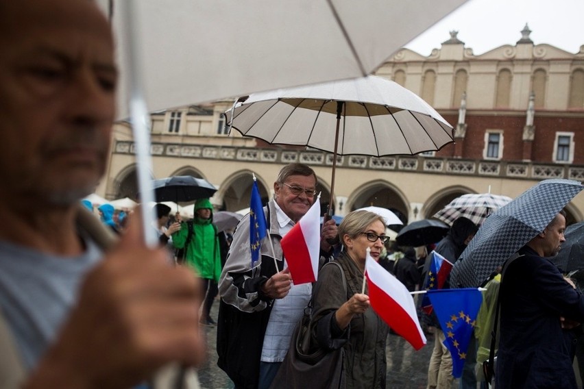 Manifestacja KOD w Krakowie podczas ulewy. Na prezydencie nie zostawili suchej nitki [WIDEO,ZDJĘCIA]