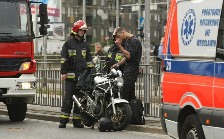 Wypadek na ul. Kazimierza Wielkiego. Na motocyklistę przewrócił się znak drogowy (ZDJĘCIA)