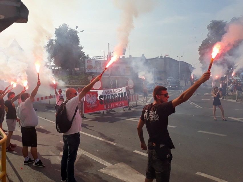 74 rocznica Powstania Warszawskiego. W Stargardzie odpalono race [ZDJĘCIA, WIDEO]