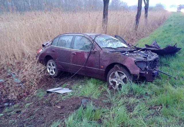 Do zdarzenia doszło w sobotę o godz. 18.45. Według ustaleń policji, kierujący samochodem marki Lexus nie dostosował prędkości do warunków panujących na drodze, wpadł w poślizg i zderzył się z nadjeżdżającym mercedesem. Nikt nie został ranny. 