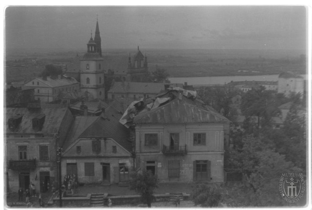 Sandomierz, kamienica z zerwanym dachem. W tle Bazylika Katedralna Narodzenia Najświętszej Maryi Panny, 1932/1938.