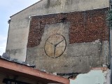 Nowy Sącz. Wyburzając starą komendę policji odkryli mural sprzed 70 lat - logo PKS