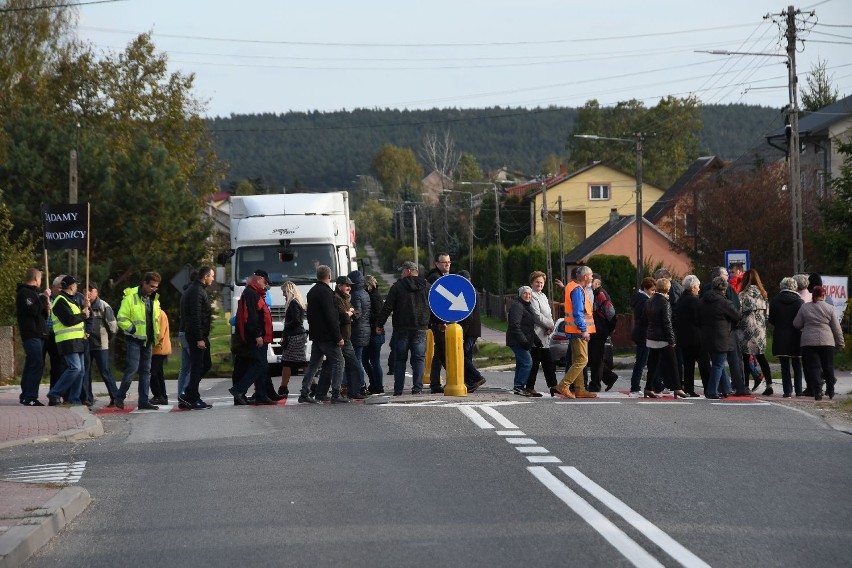 Protest mieszkańców Radkowic. Droga była zablokowana. Tworzyły się korki [ZDJĘCIA]