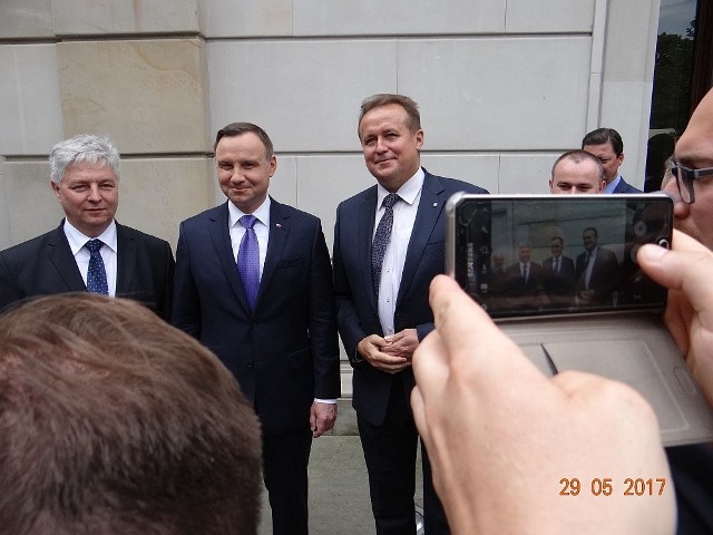 Burmistrz Tomasz Śmietanka (z prawej) z Mariuszem Prawdą, przewodniczącym Rady Miejskiej i prezydentem Andrzejem Dudą.