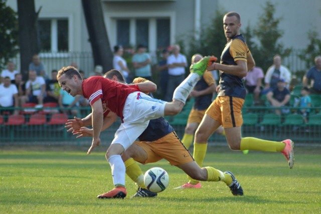 Sokół Nisko (czerwone koszulki) pewnie pokonał Przełom BeskoZOBACZ TAKŻE - Dariusz Jęczkowski, trener Karpat Krosno po derbach z Ekoballem Stalą Sanok