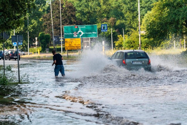 Deszcz w Kostrzynie padał przez kilkadziesiąt minut. To wystarczyło, żeby wiele miejsc w mieście zostało zalanych.