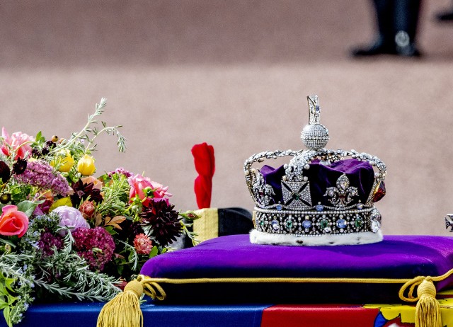 Prawdopodobnie nigdy więcej nie zobaczymy w telewizji scen, jak dworzanin usuwa śruby z korony umieszczonej na trumnie królowej.