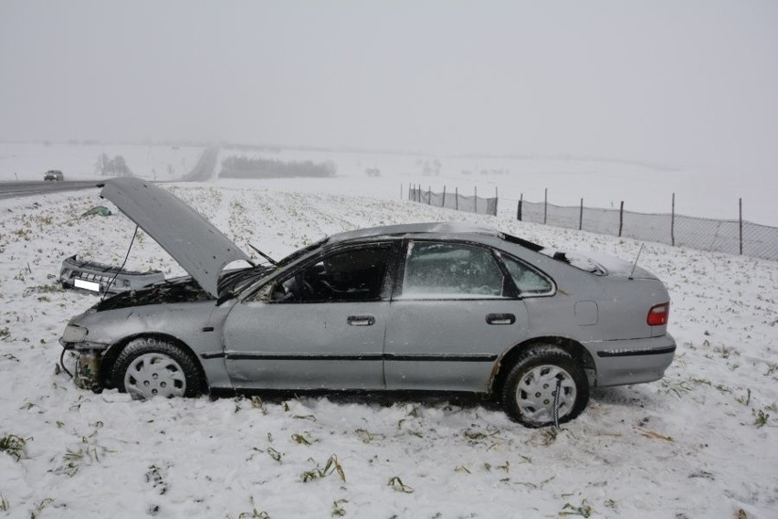 W Rogoźnie dachował samochód. Zostawili rannego kolegę na śniegu i uciekli 
