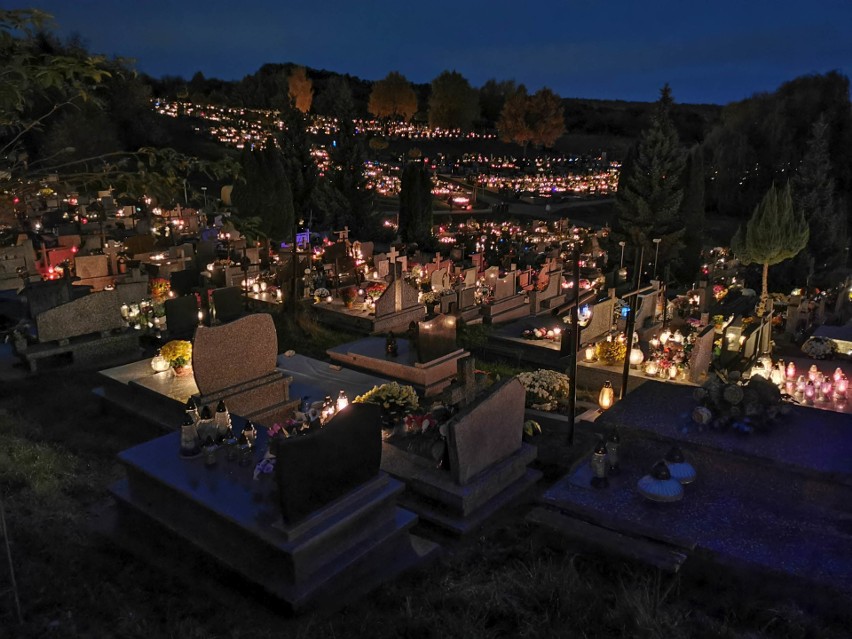 Decyzja rządu spowodowała, że na cmentarze w Przemyślu ruszyły tłumy [ZDJĘCIA] 