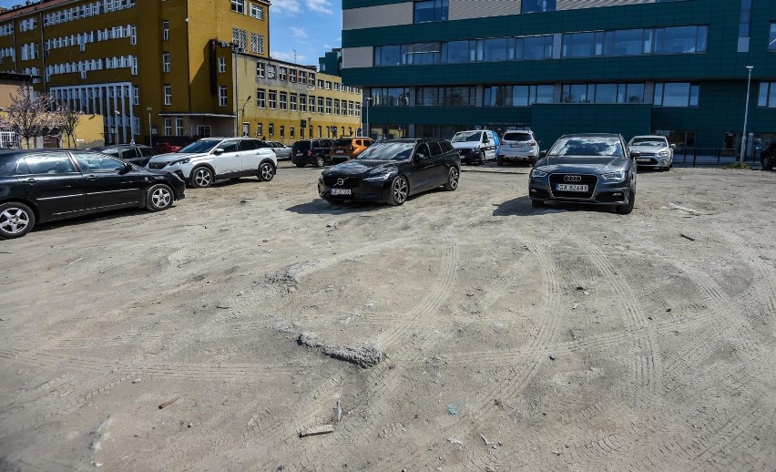 Gdańsk: wielopoziomowy parking w UCK. Pacjenci skarżą się na stan aktualnego, który stanowi zagrożenie 