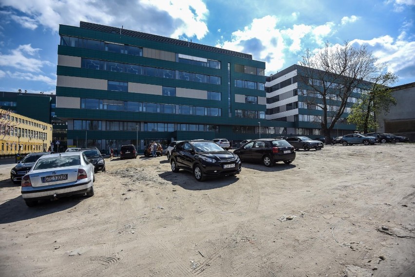 Gdańsk: wielopoziomowy parking w UCK. Pacjenci skarżą się na stan aktualnego, który stanowi zagrożenie 
