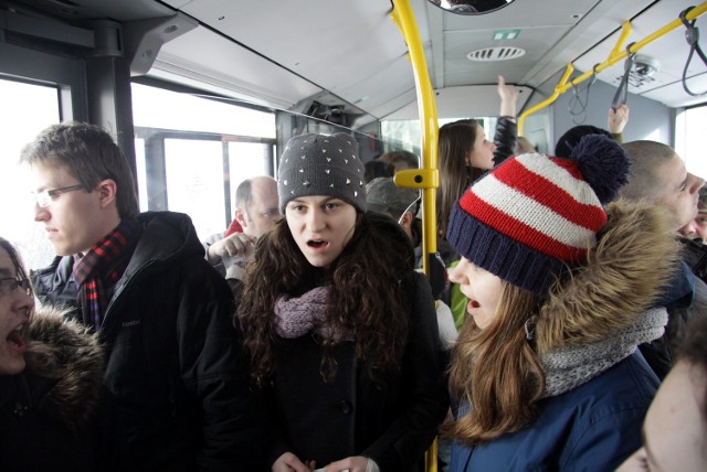 Uczniowie Zamoya śpiewali w miejskich autobusach.