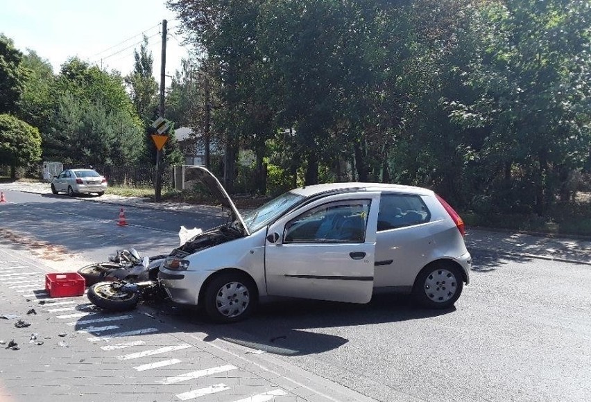 Prawy narożnik samochodu uderzył w jednoślad, który...