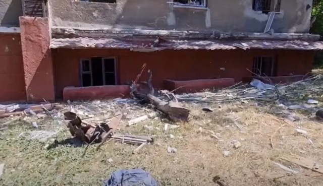 Pocisk uderzył w blok mieszkalny w Kramatorsku.